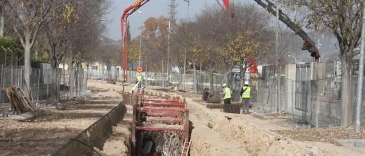 Un nuevo retraso en la obra del colector   prolonga los cortes en el polígono de Xàtiva