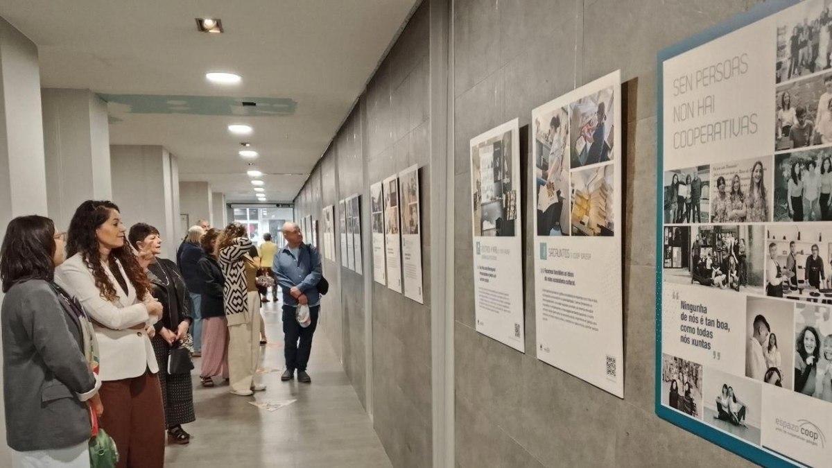 Parte da mostra «Cooperativas de Compostela. As palabras atraen, o exemplo convence»