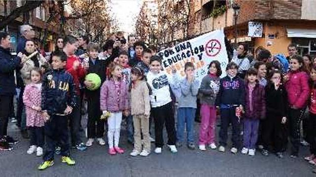 Padres y alumnos en una de las manifestaciones para exigir la retirada de la cubierta.