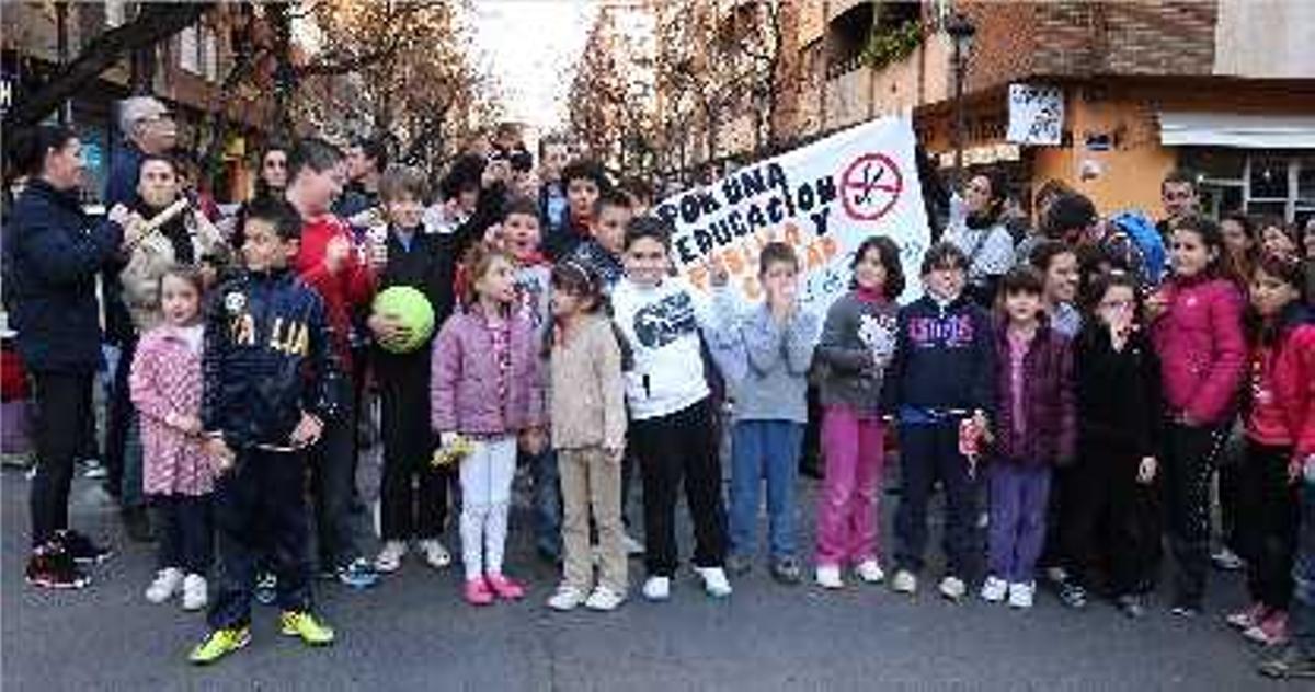 Padres y alumnos en una de las manifestaciones para exigir la retirada de la cubierta.