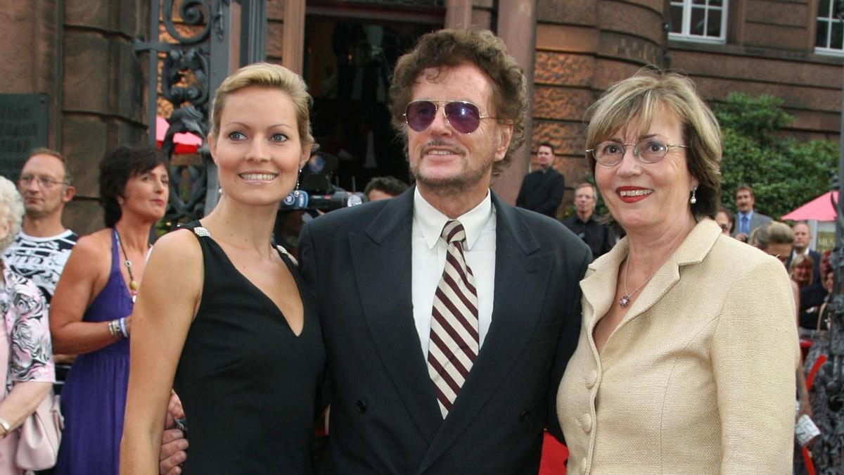 Regisseur Dieter Wedel kommt mit Lebensgefährtin Uschi Wolters (r) und Freundin Dominique Voland (l) zur Premiere der Nibelungenfestspiele 2008