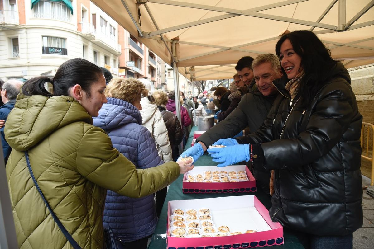 Un momento del reparto del nuevo dulce de San Vicente, este sábado en Huesca.