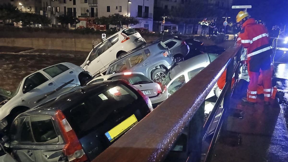La lluvia arrastra una treintena de vehículos en una rambla en Cadaqués (Girona)