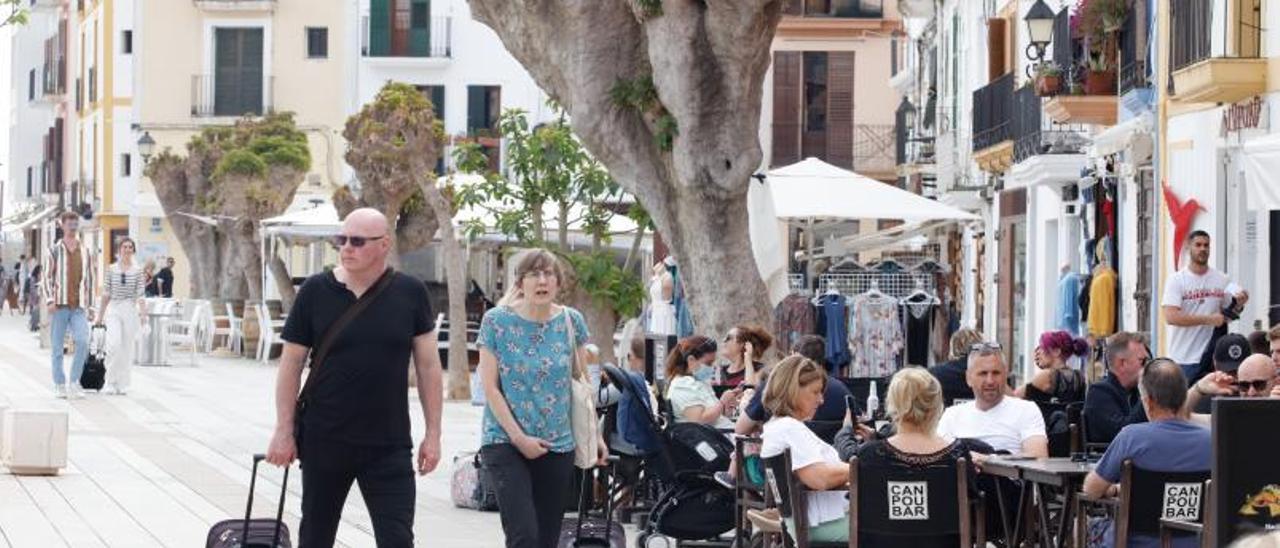 Turistas en Semana Santa en Eivissa. | J.A.RIERA