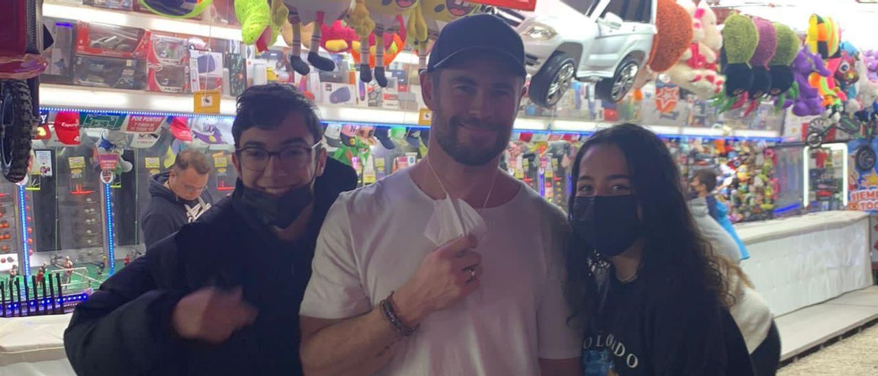 Marina, su amigo y el actor, en la feria.