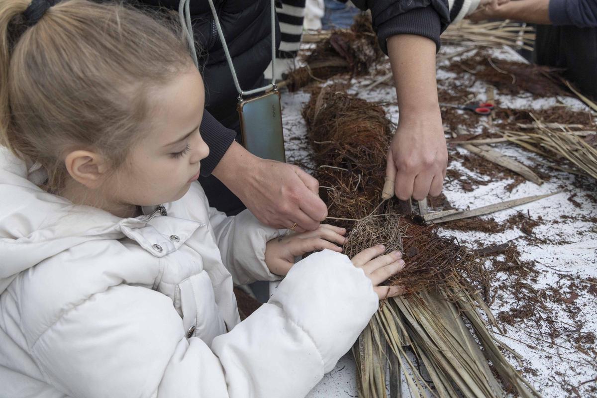 Talleres de “atxes” en Elche para promover una tradición difícil de mantener