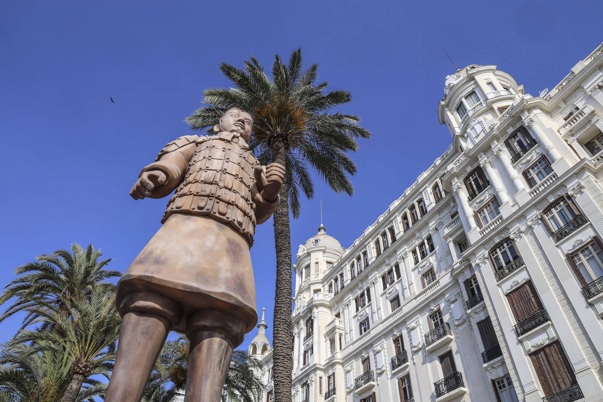 Un guerrero de Xian gigante custodia la Explanada de Alicante