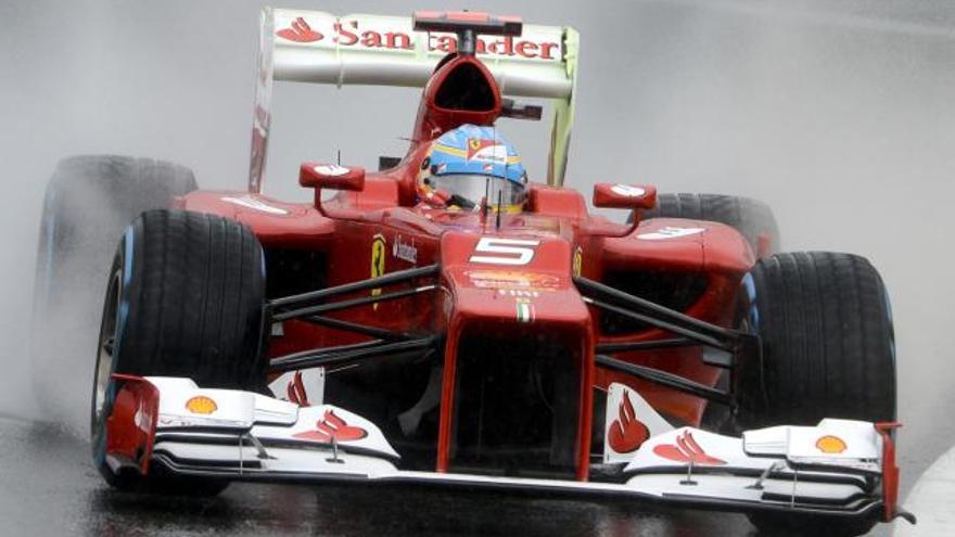Alonso conduce su Ferrari en los libres del GP de Bélgica.