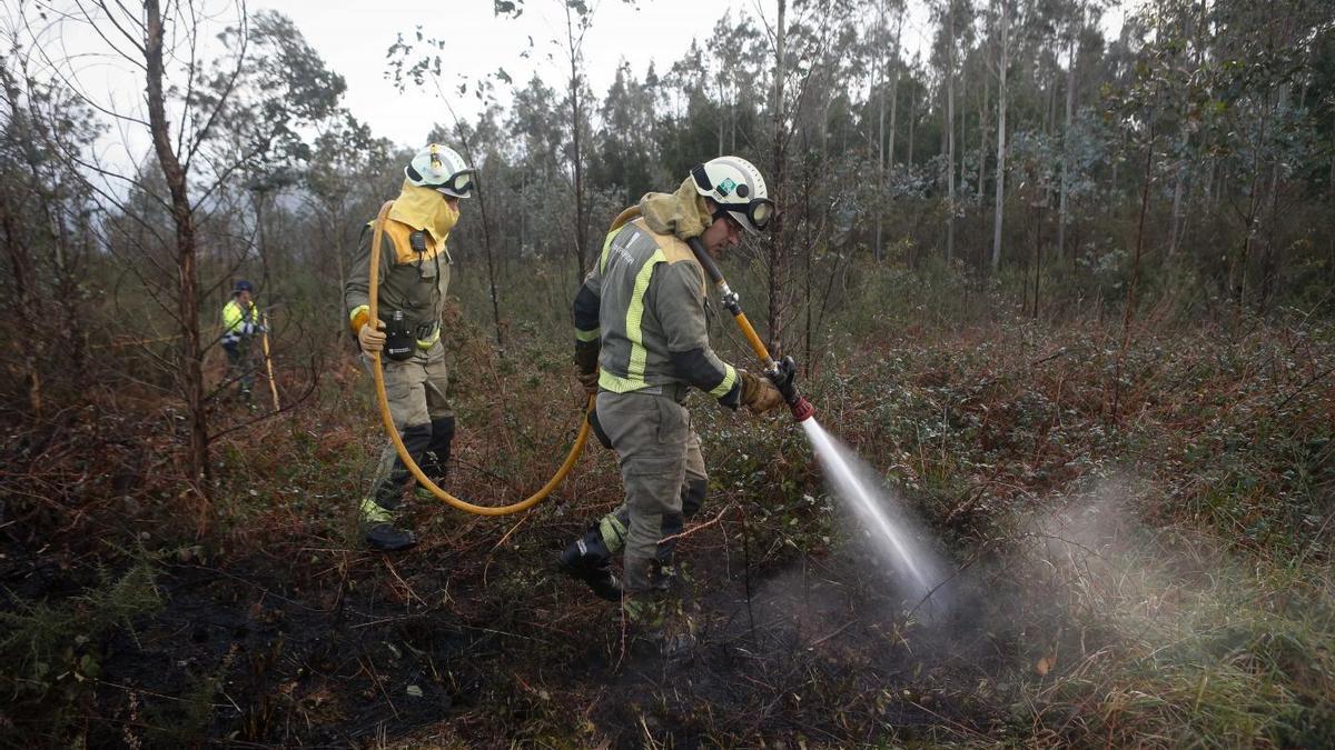 Agentes de los equipos de bomberos trabajan en el lugar del incendio, a 8 de febrero de 2024, en Trabada, Lugo, Galicia (España).