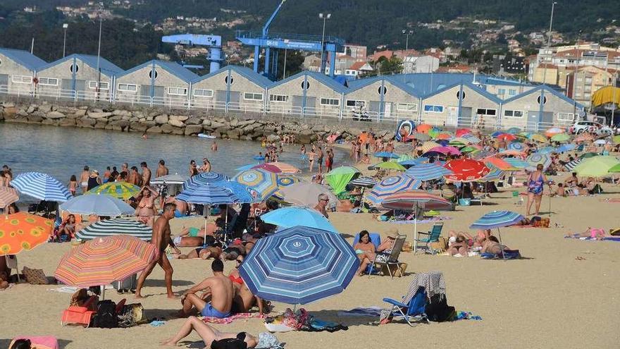 La playa de Banda do Río, en el centro de Bueu, superó todos los controles de Sanidade durante este verano. // Gonzalo Núñez