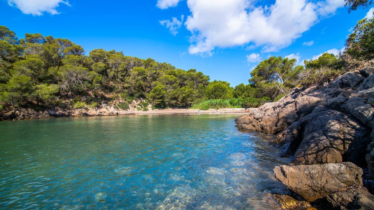 Cala Mestella, un ejemplo de playa de aguas cristalinas.