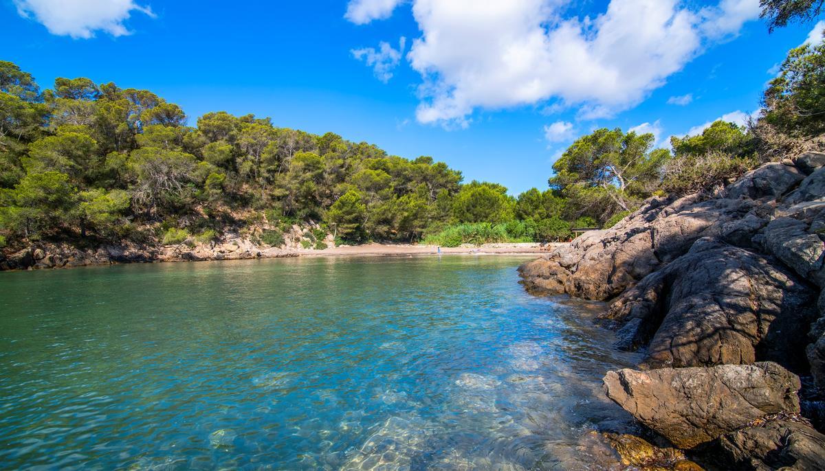 Cala Mestella, un ejemplo de playa de aguas cristalinas.