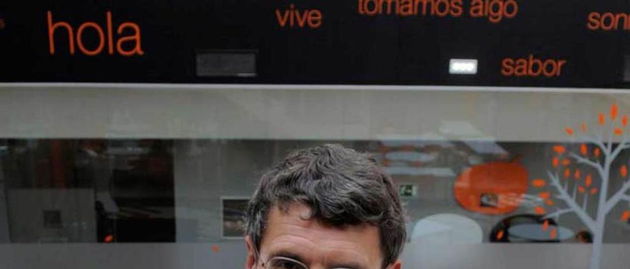 Jean Marc Vignolles, en el &quot;call center&quot; de Orange en Oviedo. A la derecha José Manuel Pontón.