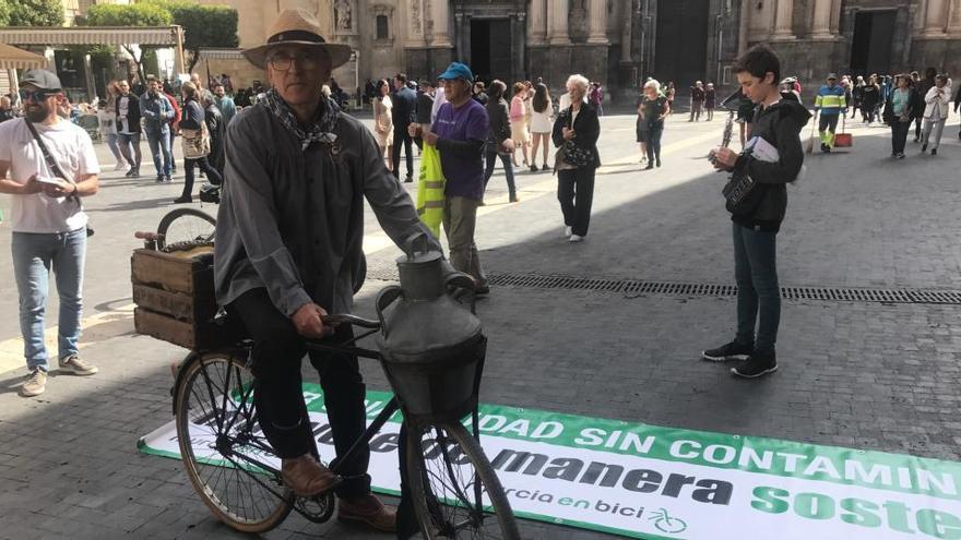 Paco Serrano, en Belluga junto a su bici, que fue de su tío Damián ´El Cojo´.