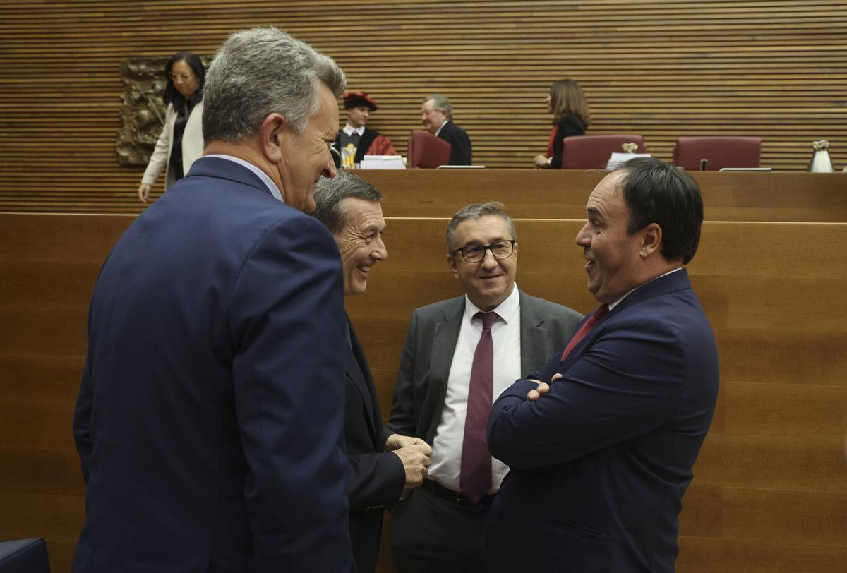 Llorca habla con los consellers Rovira, Gómez y Martínez Mus tras su toma de posesión en las Corts.