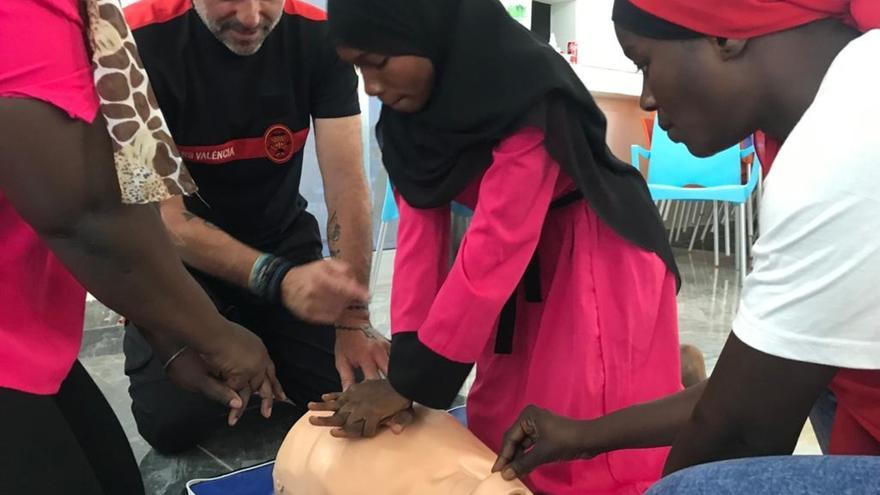 Un bombero de Antella enseña a sofocar incendios y primeros auxilios en Senegal