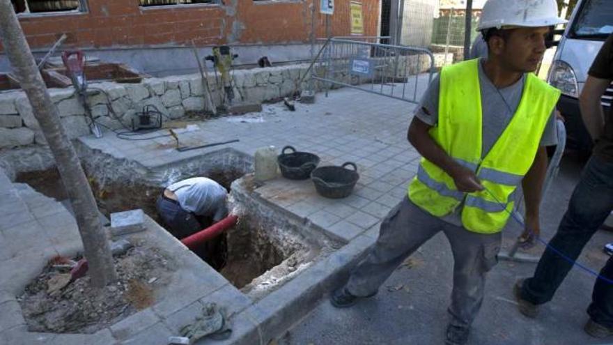 Los operarios supervisan el sellado de la tubería en la que se produjo el escape.