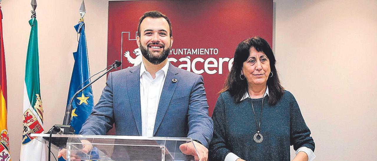 Luis Salaya y Consuelo López anuncian el acuerdo de los presupuestos de 2022 el pasado jueves.