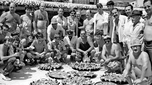 Imágenes de los socios posando, con unas paellas recién hechas y junto al mar en una de las comidas organizadas cada semana.