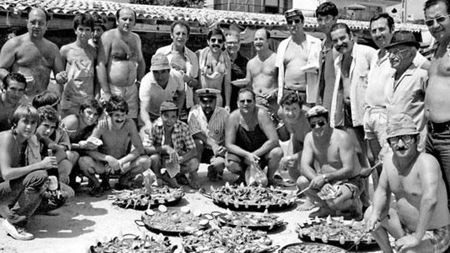 Imágenes de los socios posando, con unas paellas recién hechas y junto al mar en una de las comidas organizadas cada semana.