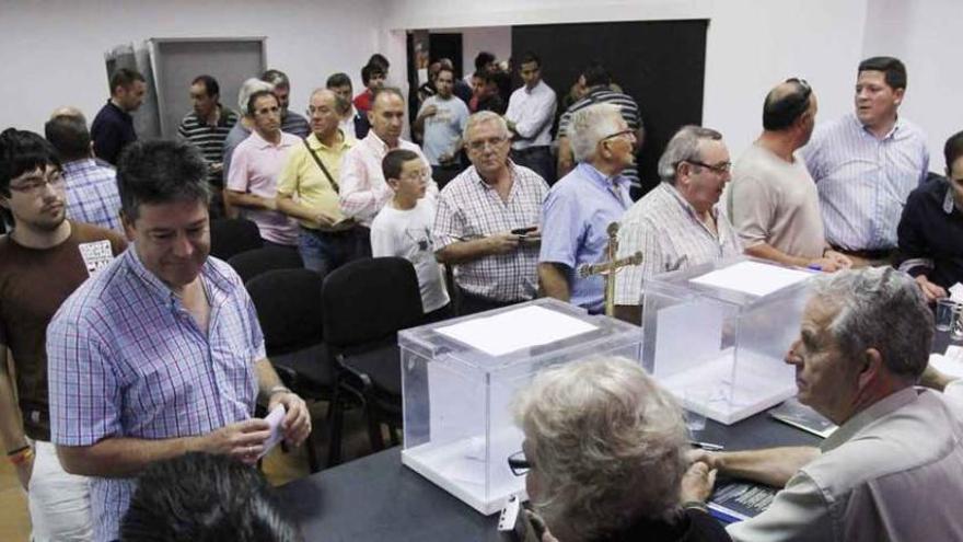 Cofrades del Santo Entierro en las últimas elecciones.