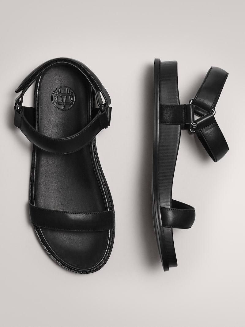 Sandalias planas de Massimo Dutti con tiras adhesivas en color negro