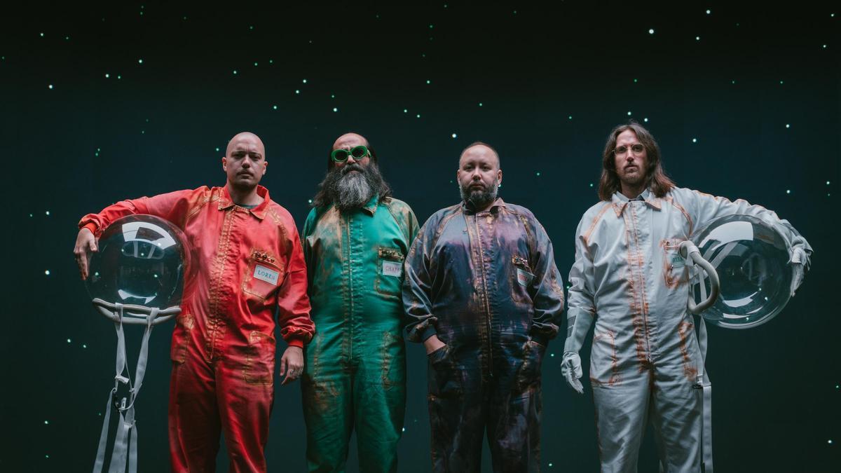 El grupo musical sevillano-malagueño Califato 3/4 en una imagen promocional de su videoclip 'Êcclabô de libertá'.