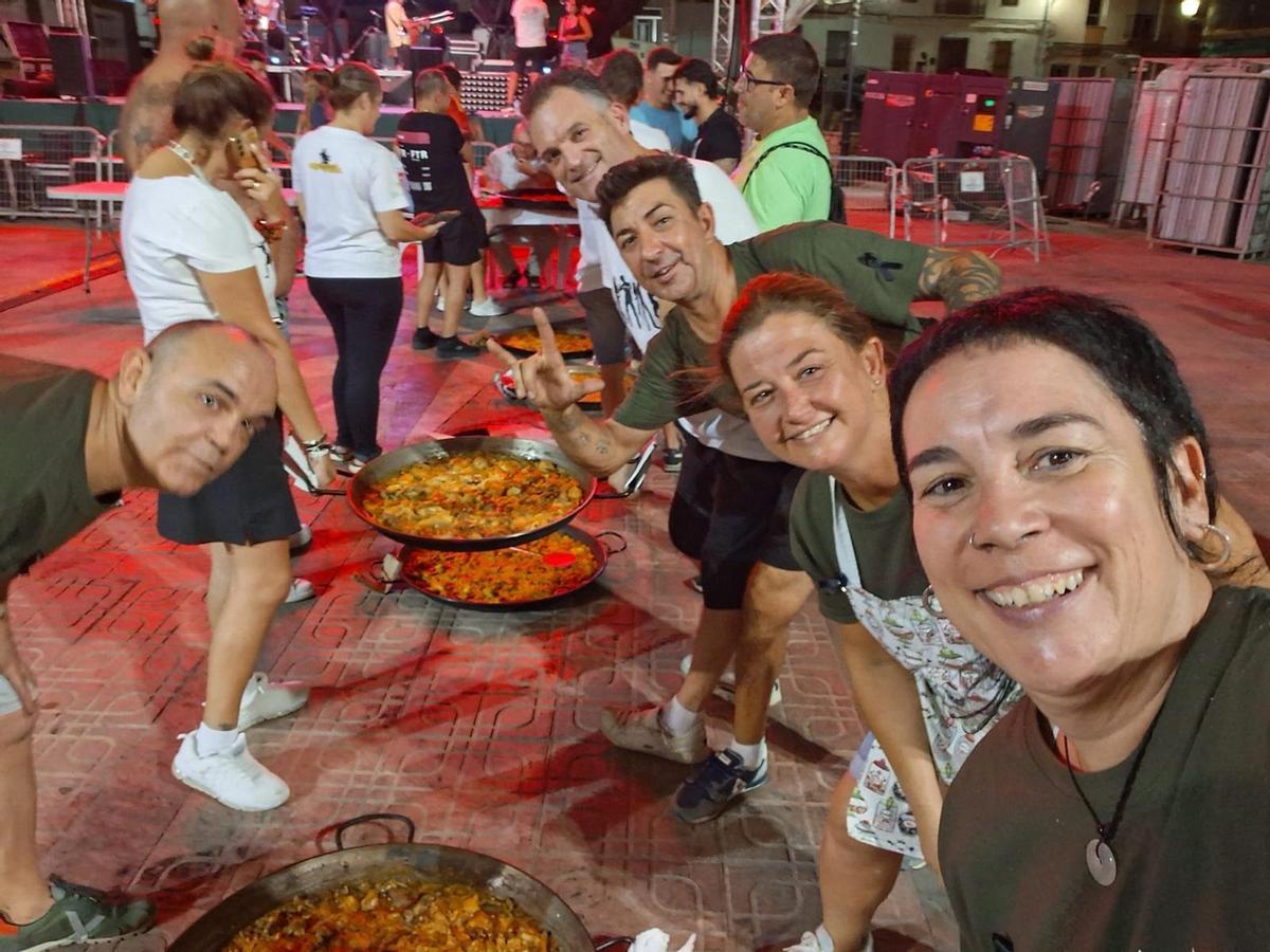 Varias collas a punto de presentar sus paellas