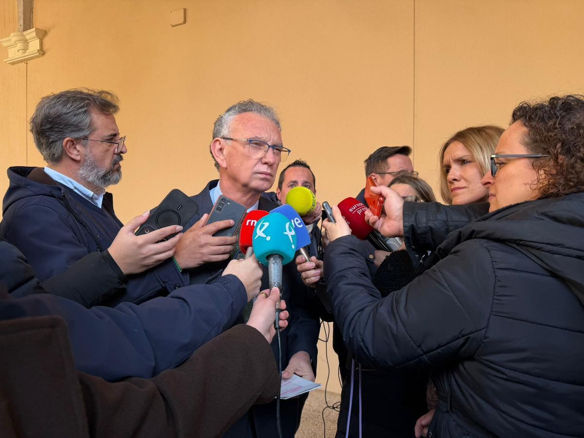 El delegado del Gobierno en Extremadura, José Luis Quintana, ofrece declaraciones a los medios de comunicación.