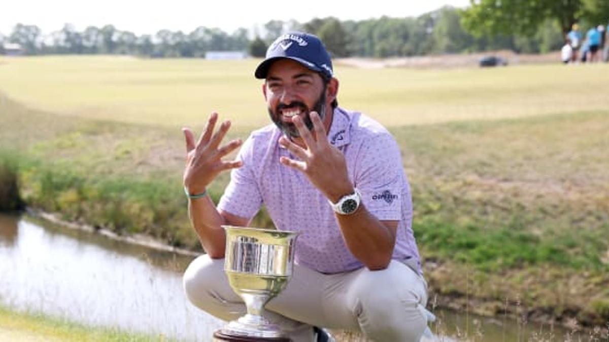 Pablo celebró el triunfo mostrando con sus dedos los títulos que acumula en el DP World Tour