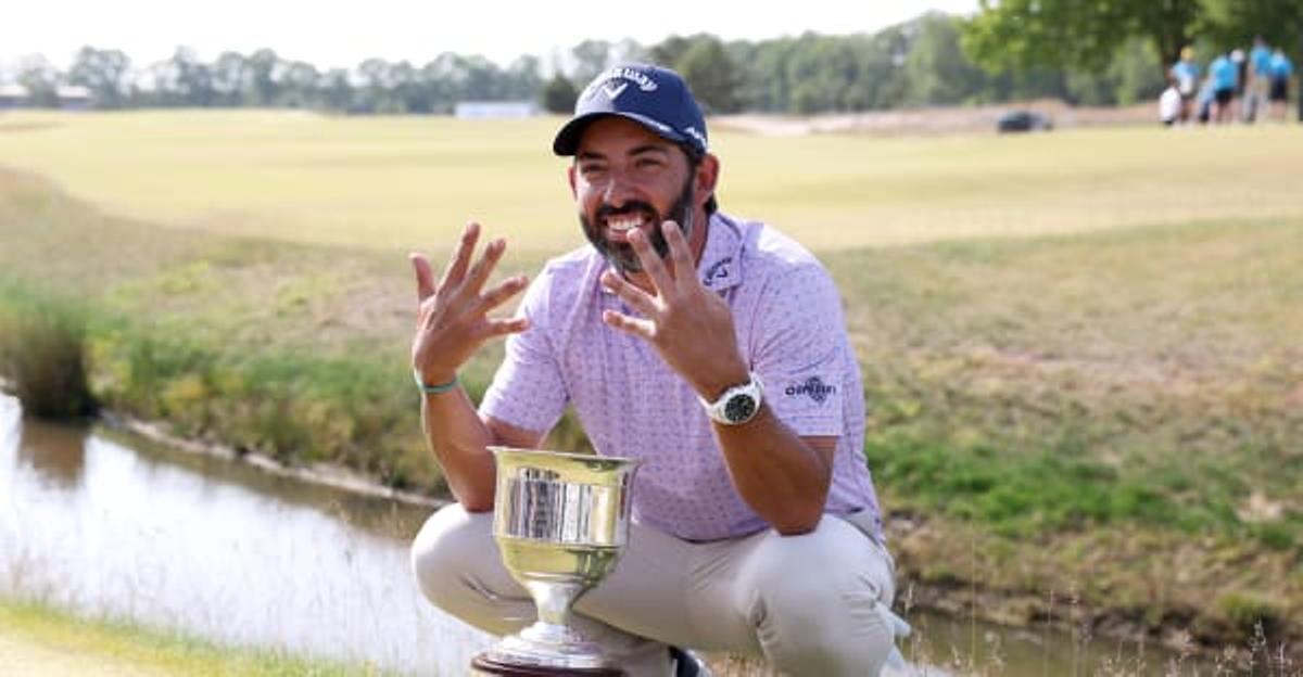 Pablo celebró el triunfo mostrando con sus dedos los títulos que acumula en el DP World Tour
