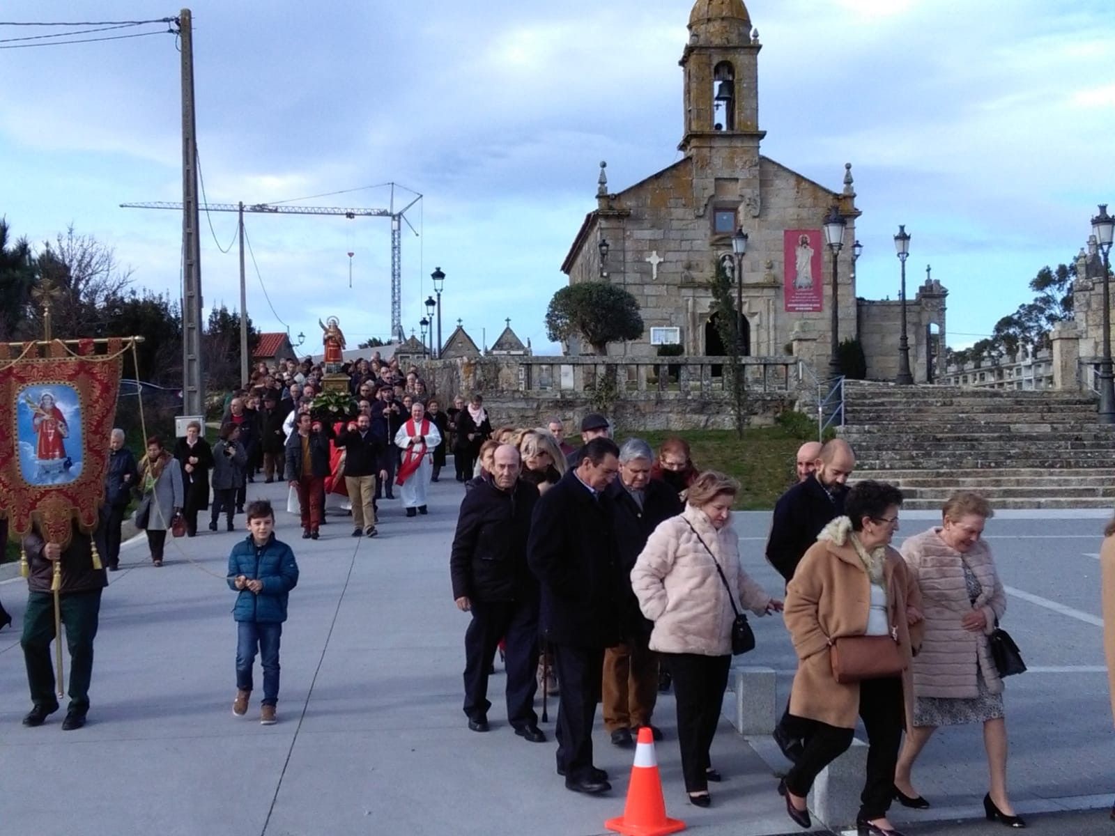La procesión del día de San Vicente ante el atrio de la iglesia, el año pasado.