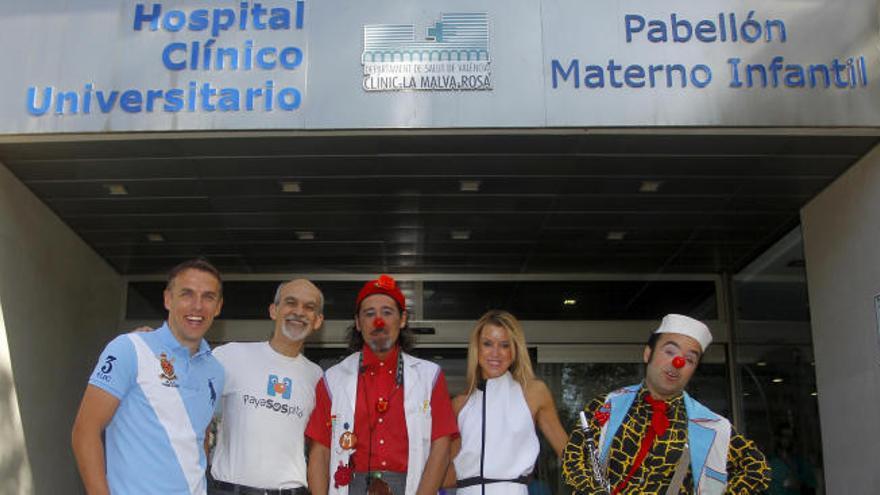Phil Neville y su mujer Julie, posan junto a miembros PAYASOSPITAL en el Hospital Clínico de Valencia.