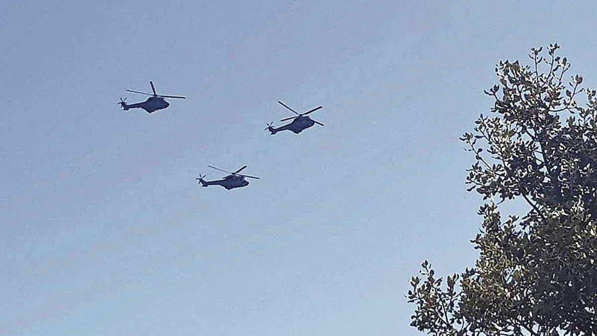Tres helicópteros del SAR en formación sobrevuelan, el míercoles, la zona de Bellver.