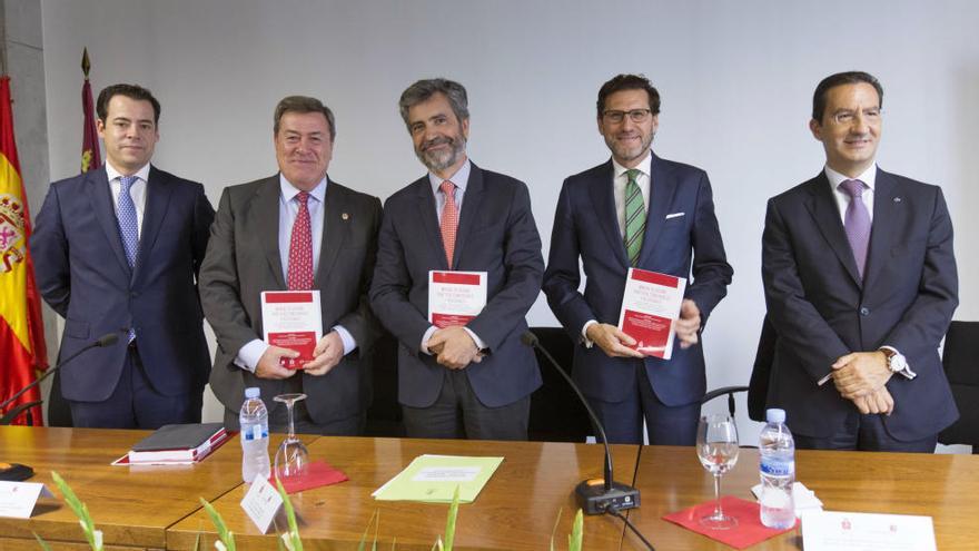 Lesmes (c) y Del Riquelme (2d), durante el acto de presentación del Manual de Buenas Prácticas Concursales y Registrales.