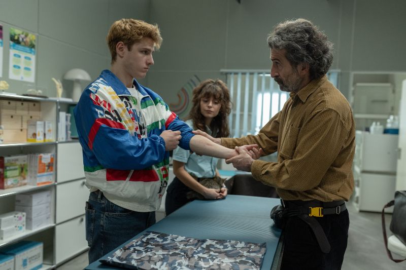 ANIMAL SALVAJE. Nuno Gallego as Miguel, LucÃ­a Caraballo as UxÃ­a, Luis Zahera as AntÃ³n in episode 01 of ANIMAL SALVAJE. Cr. Jaime Olmedo/Netflix Â© 2024