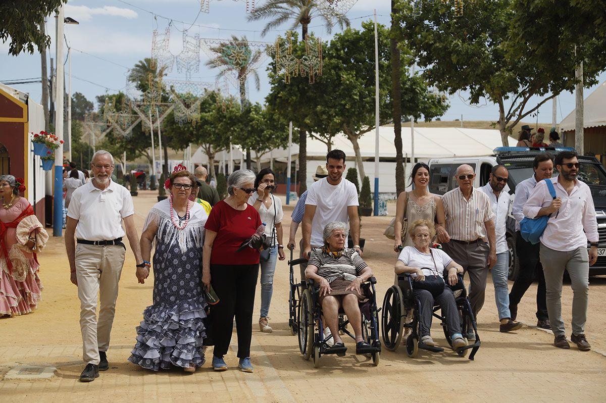 Personas en silla de ruedas en la feria.