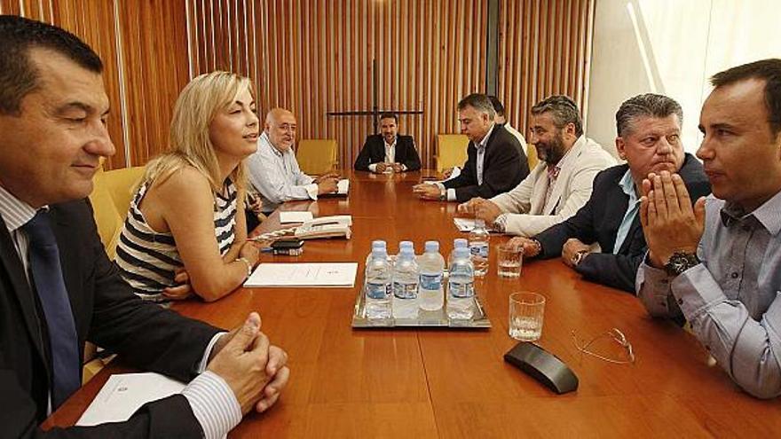 Asistentes a la reunión sobre el Hércules, celebrada ayer en el Ayuntamiento, instantes antes de su inicio.