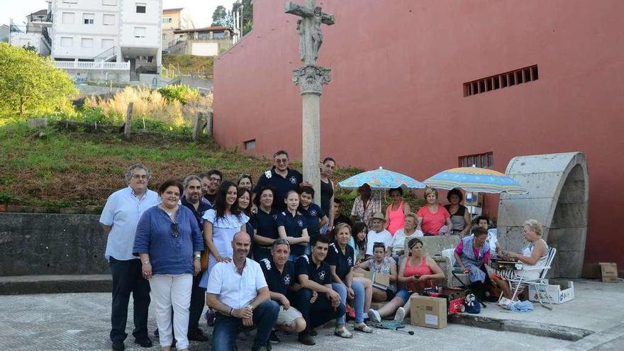 Alfombristas de Bueu junto al alcalde y la edil de Turismo, ayer en Banda do Río, para celebrar el reconocimiento de la Xunta. // Gonzalo Núñez