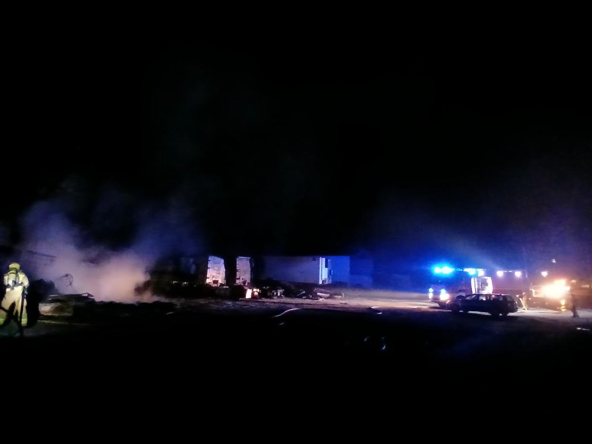 Els Bombers treballant en l'incendi de camions de Medinyà.