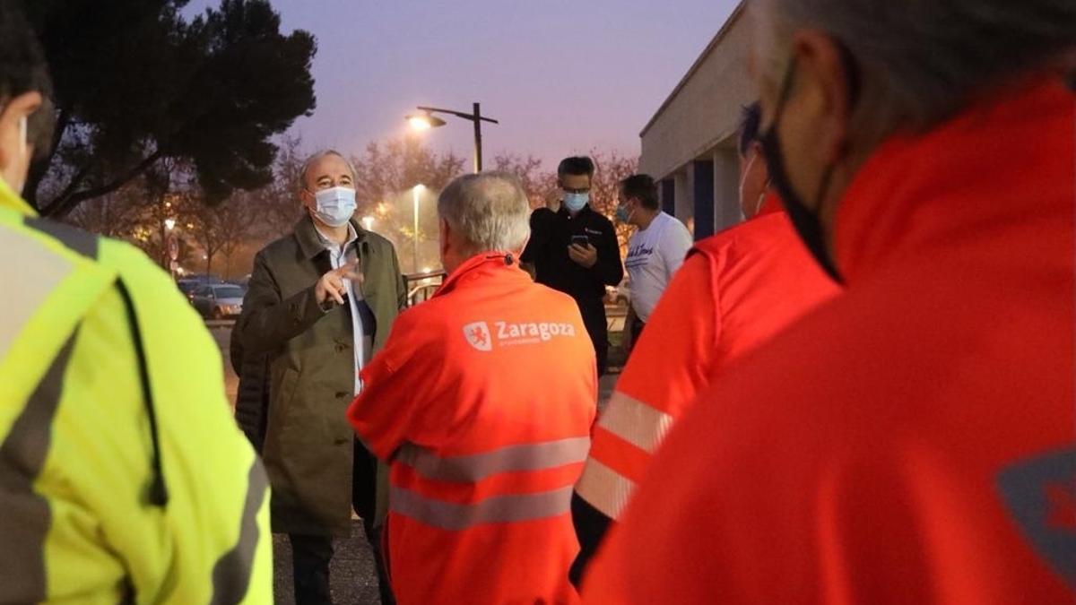 El alcalde de Zaragoza, Jorge Azcón, ha deseado una feliz Navidad a todos los zaragozanos en su visita a los servicios esenciales de guardia en Nochebuena, como los bomberos.