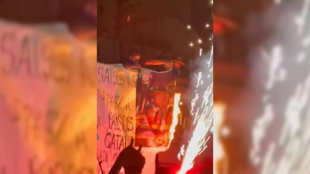 Un grupo independentista prende fuego a la bandera de España y a la imagen de Carlos Mazón en Barcelona