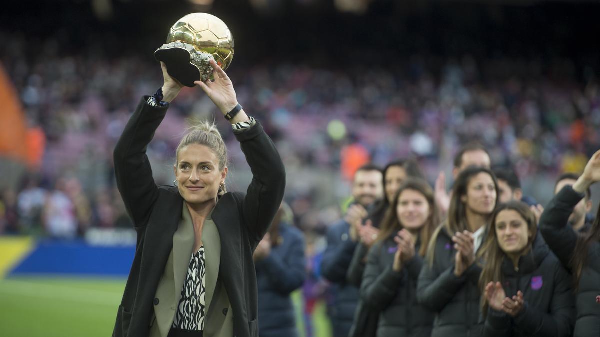 Alexia Putellas exhibe su Balón de Oro al Camp Nou antes del inicio del partido de liga del Barça contra el Betis  