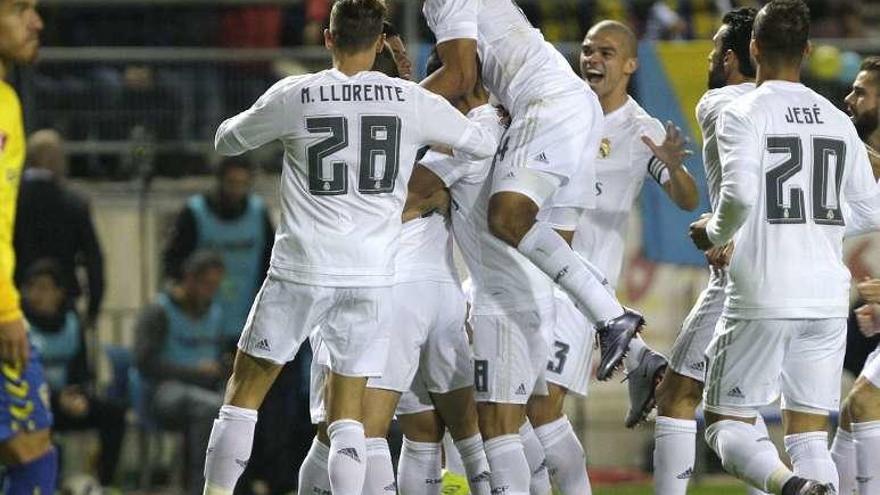 Los madridistas celebran el gol de Cheryshev.