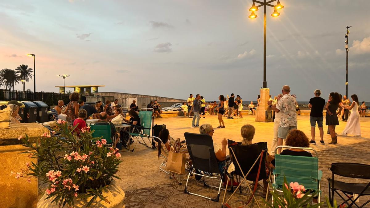 Bailando y cenando en el Paseo de la Malvarrosa