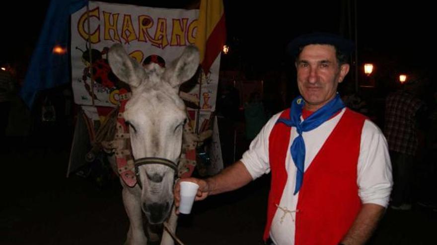 José Luis Martínez, guiando al burro «Lucero» en las fiestas de 2010.