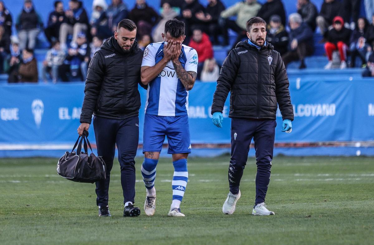 Sergio Nieto se retira lesionado en El Collao en el partido frente al Málaga