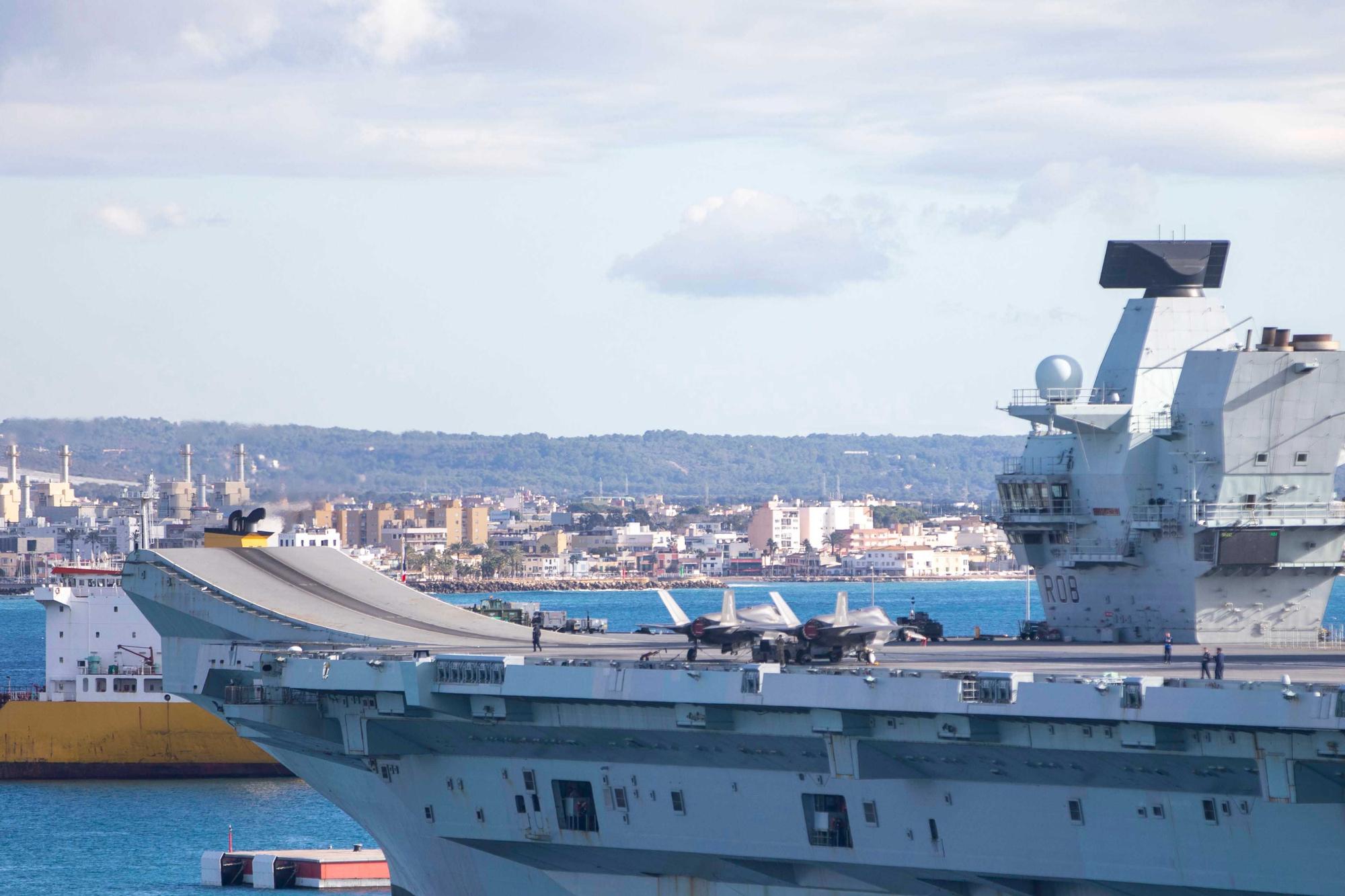 El portaaviones 'Queen Elizabeth', buque insignia de la Armada británica fondea en la Bahía de Palma