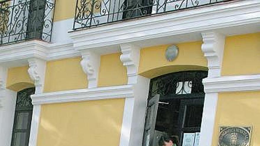 Una estudiante abandona la Biblioteca de Candás, ayer al mediodía.