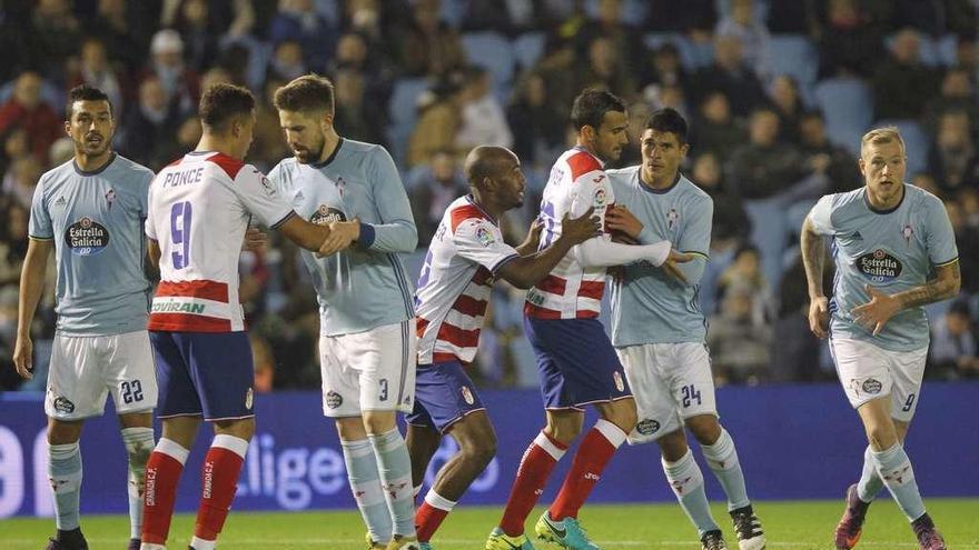 Cabral, Fontás, Roncaglia y Guidetti defienden un lanzamiento de córner durante la última visita del Granada al estadio de Balaídos. // José Lores